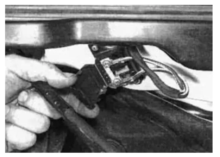 zapobizhniki pid kapotom volkswagen jetta 3