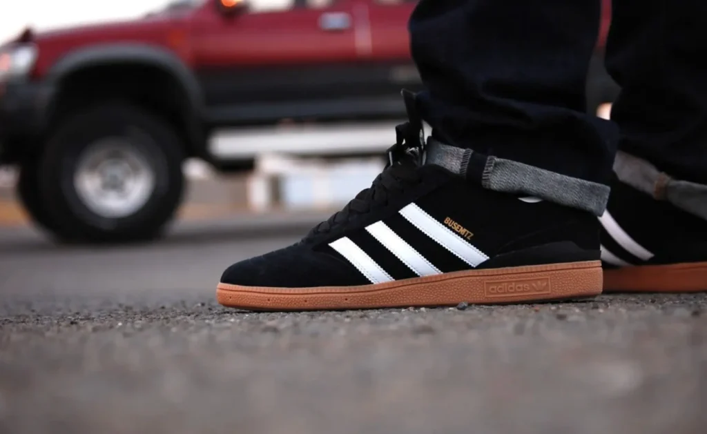 Зручні кросівки Adidas для подорожі в авто